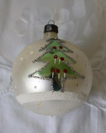 oude kerstbal met dennenboom beschikbaar voor biedingen