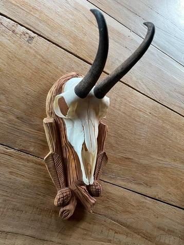 Handgesneden Houten Schild met Gemschedel beschikbaar voor biedingen