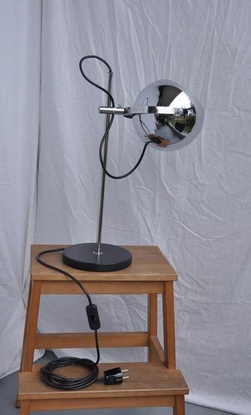 Gepo | Vintage tafellamp | Bollamp | Chrome met zwarte voet beschikbaar voor biedingen