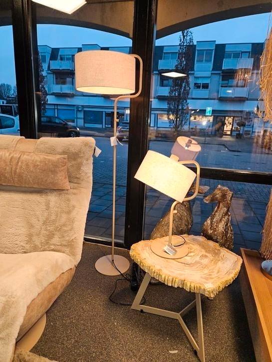 Vloerlamp tafellamp beige voet, Tickets en Kaartjes, Musea, Eén persoon, Ticket of Toegangskaart