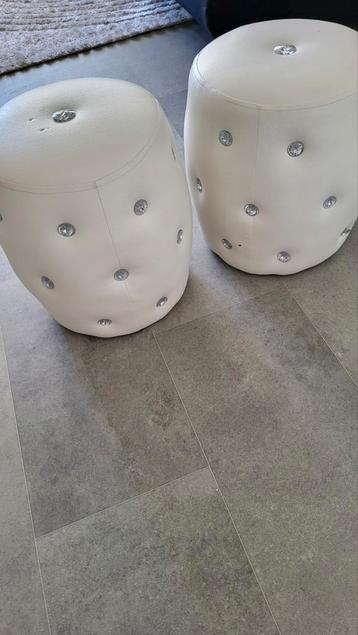 Set van 2 witte poefjes met strass steentjes beschikbaar voor biedingen