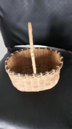 Mandje, 2 vaks, riet/rotan met ijzer, Huis en Inrichting, Overige materialen, Mand, Ophalen of Verzenden, Zo goed als nieuw