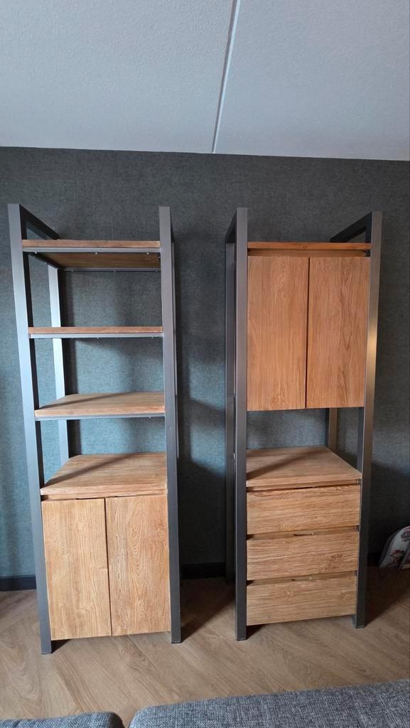 Twee mango houten boekenkasten met stalen poten, Huis en Inrichting, Kasten | Boekenkasten, Zo goed als nieuw, 50 tot 100 cm, 200 cm of meer