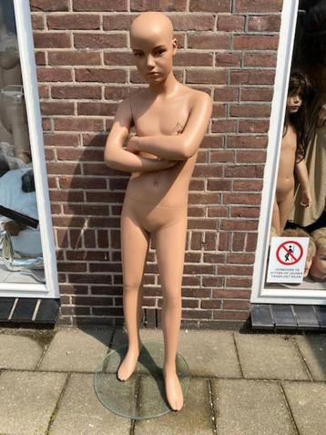 mooie kinder etalagepop paspop van Hans Boodt mannequins  beschikbaar voor biedingen