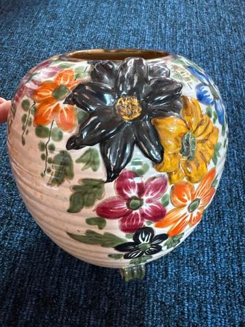 Handgeschilderde Blyumaga Vaas met Bloemenreliëf beschikbaar voor biedingen