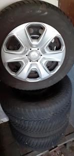 Winterbanden met wieldoppen 195/60 R15, Auto-onderdelen, Banden en Velgen, Ophalen, 15 inch, Winterbanden, Band(en)