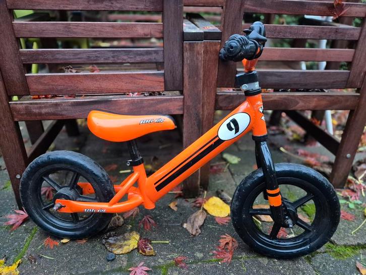 Leuke Rebel Kidz oranje loopfiets zoekt nieuwe berijder, Kinderen en Baby's, Speelgoed | Buiten | Voertuigen en Loopfietsen, Gebruikt