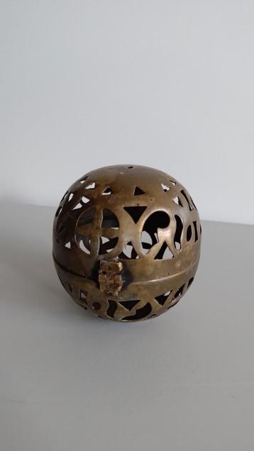 Metalen kerstbal of voor bv potpourri.  beschikbaar voor biedingen