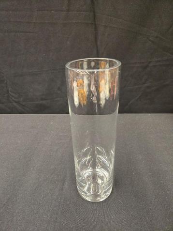 grote, hoge, cilindervormige glazen vaas beschikbaar voor biedingen