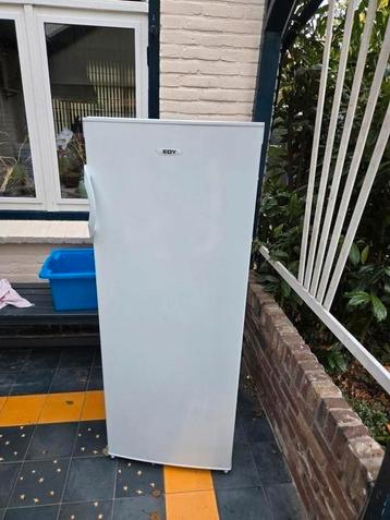 Edy koelkast 144cm hoog, als nieuw 5jaar oud beschikbaar voor biedingen
