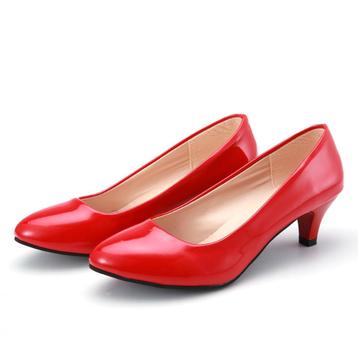 Rode lak pumps lage hakken glimmende dames vrouwen beschikbaar voor biedingen