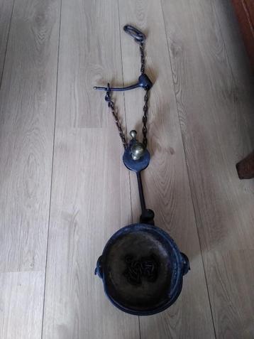 Antieke ketelhaal met koperen knop beschikbaar voor biedingen