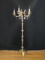 Staande oude kroonluchter met kristallen bladpegels, Ophalen