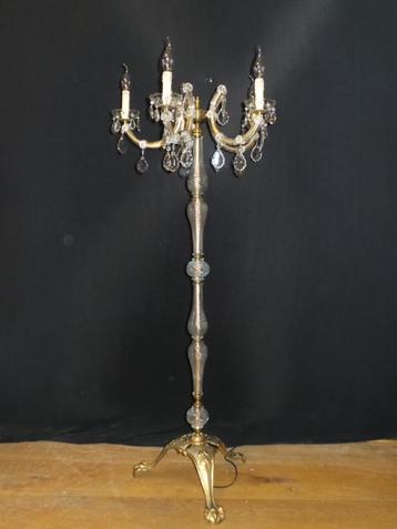 Staande oude kroonluchter met kristallen bladpegels beschikbaar voor biedingen