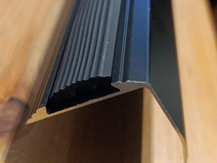 Zwart alluminium trapprofiel 48mm * 50mm * 63cm met rubber, Doe-het-zelf en Verbouw, Ladders en Trappen, Zo goed als nieuw, Trap