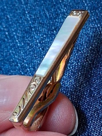 Vintage Nippy-clip waaier met parelmoer uit Engeland.
Vintag beschikbaar voor biedingen