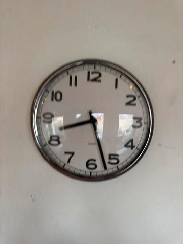 2x Mooie Analoge Wandkloken beschikbaar voor biedingen