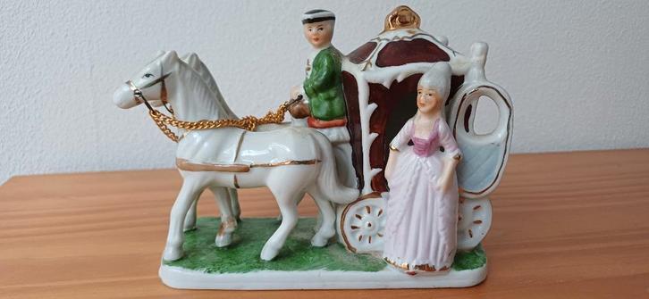 Puntgaaf barok porseleinen koets met paarden, Antiek en Kunst, Antiek | Porselein, Ophalen of Verzenden