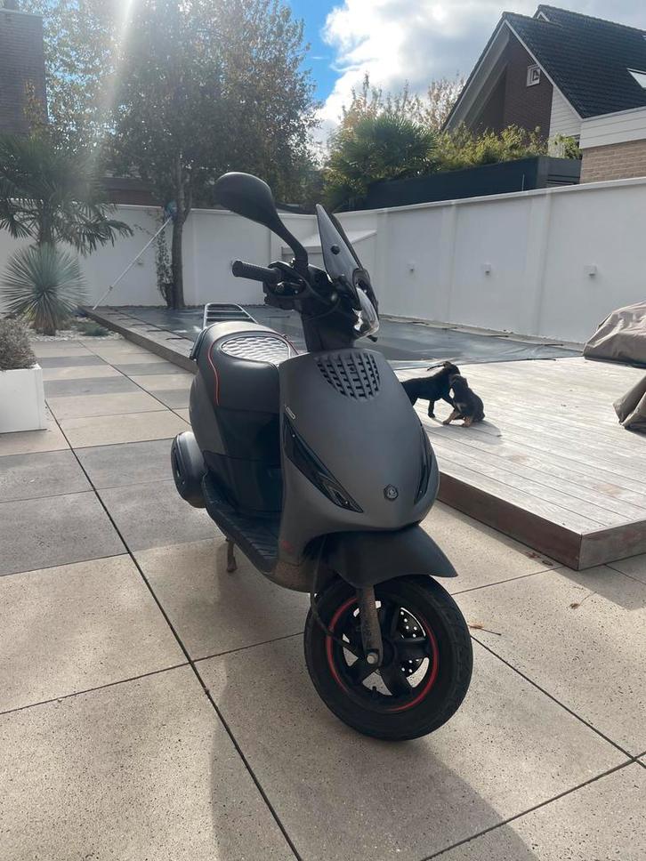 Piaggio zip e4 2020, Fietsen en Brommers, Scooters | Piaggio, Zo goed als nieuw, Zip, Benzine, Ophalen