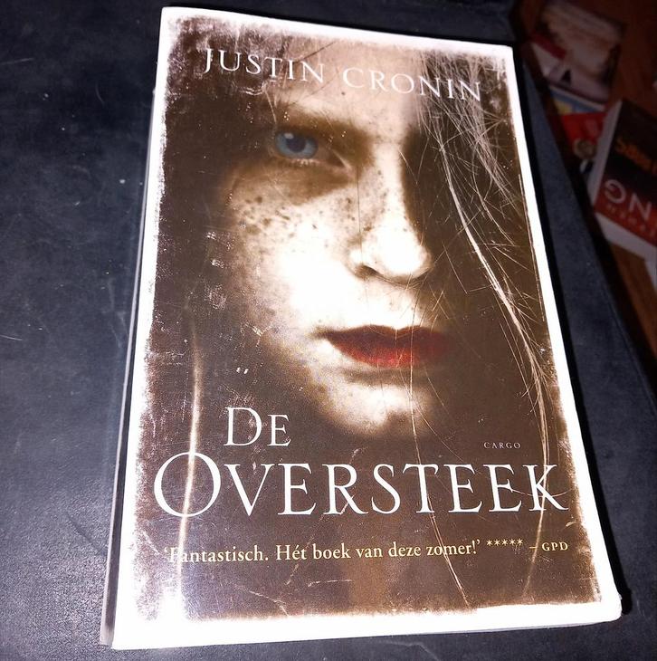 Justin cronin de oversteek, Boeken, Fantasy, Zo goed als nieuw, Ophalen of Verzenden