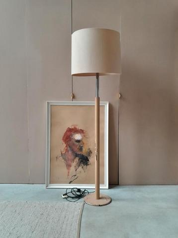 Vintage nude roze metalen retro vloerlamp staande lamp