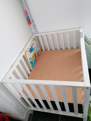 Witte box 78x98 cm met gebruiksporen beschikbaar voor biedingen