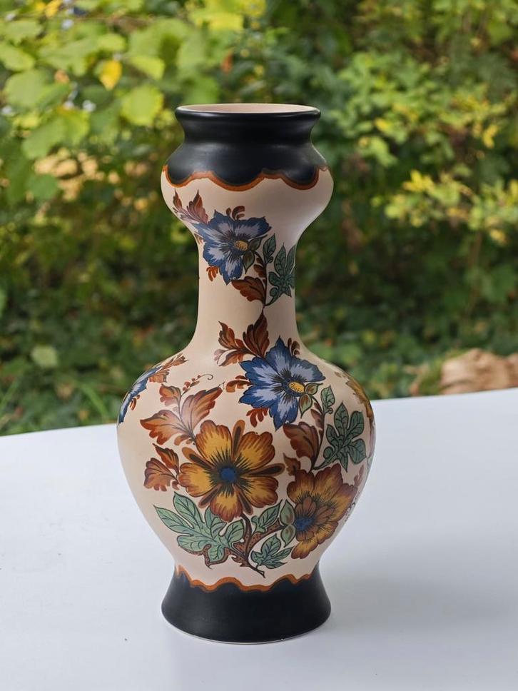 Modica Gouda Plateel Vaas - Handbeschilderd Bloemmotief, Antiek en Kunst, Antiek | Vazen, Ophalen of Verzenden