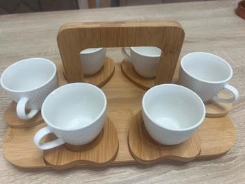 Houten plaat met hartjesvorm en witte luxe kopjes beschikbaar voor biedingen