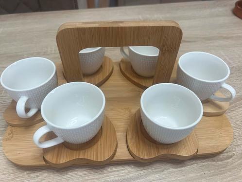 Houten plaat met hartjesvorm en witte luxe kopjes, Antiek en Kunst, Antiek | Servies compleet, Ophalen of Verzenden