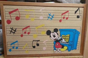 prikbord met Mickey Mouse achter de piano beschikbaar voor biedingen