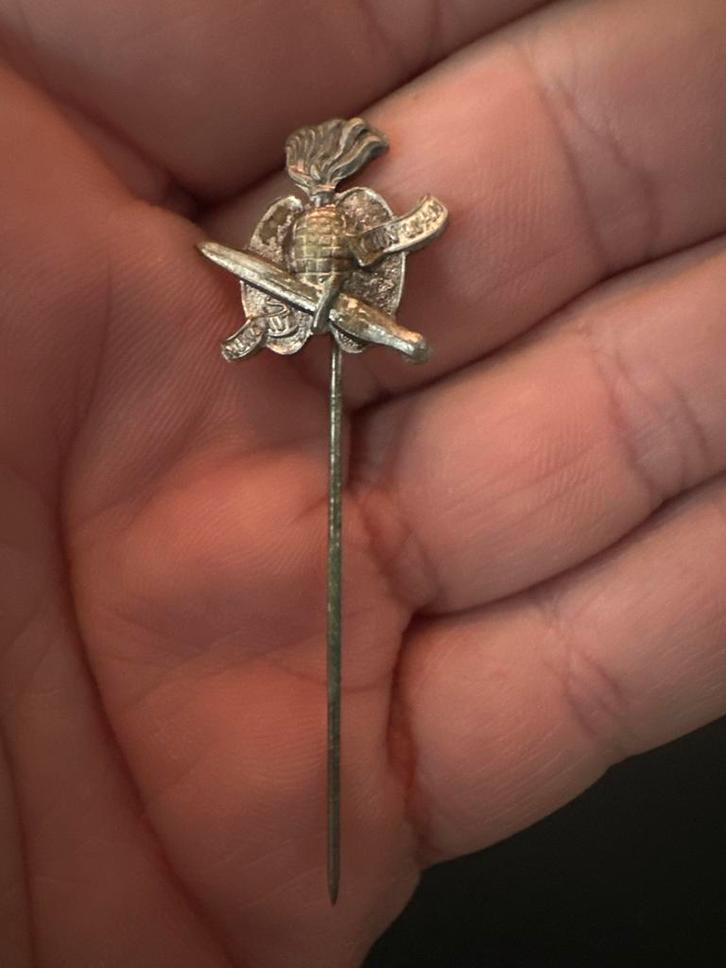 baretembleem speld van het Korps Commandotroepen (KCT)., Verzamelen, Militaria | Algemeen, Landmacht, Embleem of Badge, Engeland