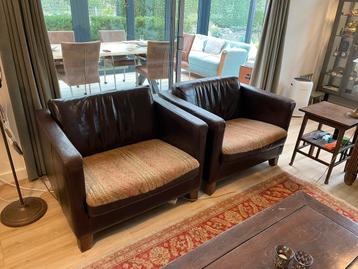 Twee mooie leren Lovechairs met stoffen zitting. beschikbaar voor biedingen