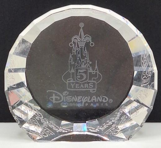 Disneyland Parijs 5 jaar Swarovski 9409/050/002, Verzamelen, Disney, Zo goed als nieuw, Beeldje of Figuurtje, Overige figuren
