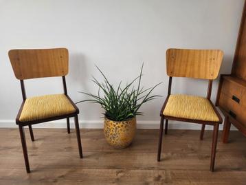 Set vintage stoelen beschikbaar voor biedingen