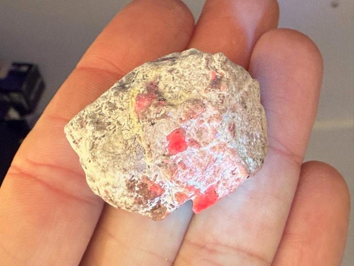 Robijn in Matrix mineralen UV Actief, Verzamelen, Mineralen en Fossielen, Mineraal, Ophalen of Verzenden