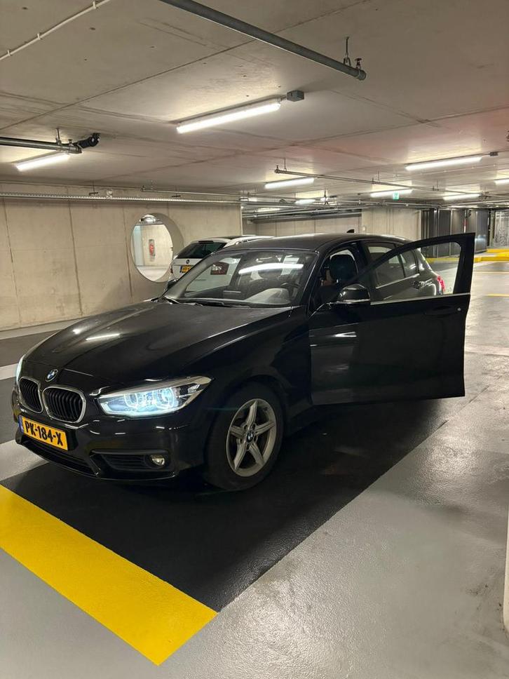 BMW 1-Serie 118i 136pk Aut 2017 Zwart, Auto's, BMW, Particulier, Adaptive Cruise Control, Airbags, Airconditioning, Bluetooth