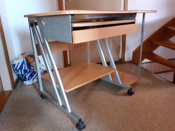 Computermeubel computerbureau computer bureau buro beschikbaar voor biedingen