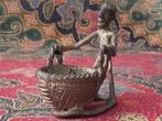 Origineel antiek brons beeldje uit Afrika van man met mand., Ophalen of Verzenden