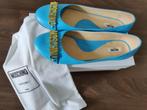 Moschino loafers Azzurro hemelsblauw goudkleurige gesp, Schoenen met lage hakken, Blauw, Zo goed als nieuw, Moschino