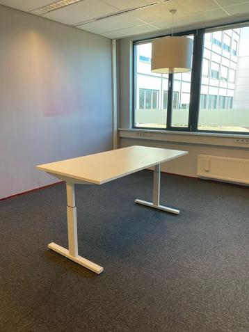 Wit bureau in hoogte te verstellen (Hengelo)