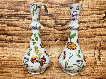 porselein set pijpvaasjes met bloemen. beschikbaar voor biedingen