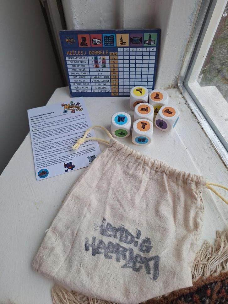 Héélesj Dobbele - Het Officiële Heerlen Dobbelspel!, Hobby en Vrije tijd, Gezelschapsspellen | Bordspellen, Zo goed als nieuw