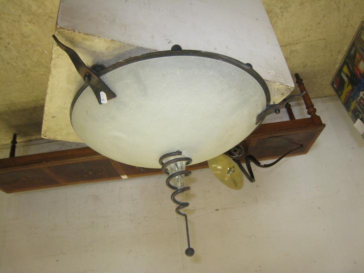 Postmoderne glazen plafondlamp met gietijzeren accenten, Huis en Inrichting, Lampen | Kroonluchters, Gebruikt