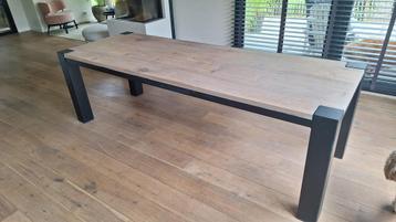 Massief eiken eettafel te koop van 250 cm lang beschikbaar voor biedingen