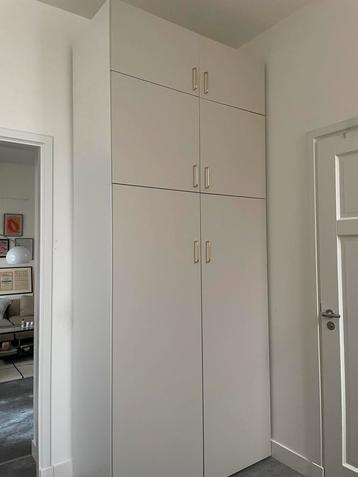 Ikea kast Skaval beige met goude handgrepen