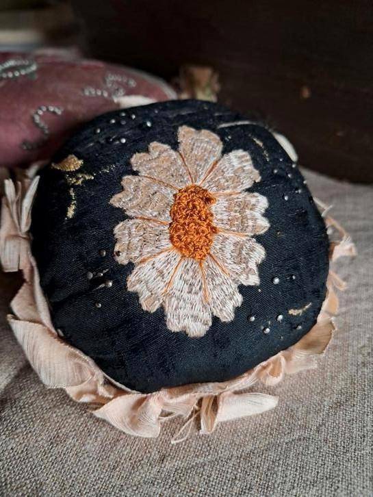 Antiek frans speldenkussen, zwarte zijde en handgeborduurd!, Antiek en Kunst, Antiek | Kleden en Textiel, Ophalen of Verzenden
