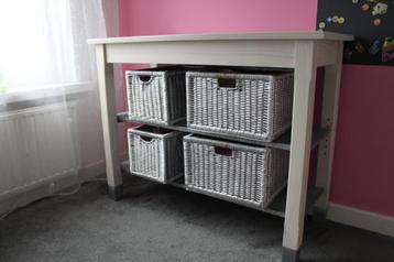 babykamer: houten commode en ledikantje (samen of apart) beschikbaar voor biedingen