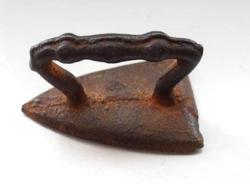 Oud Metalen mini strijkijzer ., Antiek en Kunst, Curiosa en Brocante, Ophalen of Verzenden