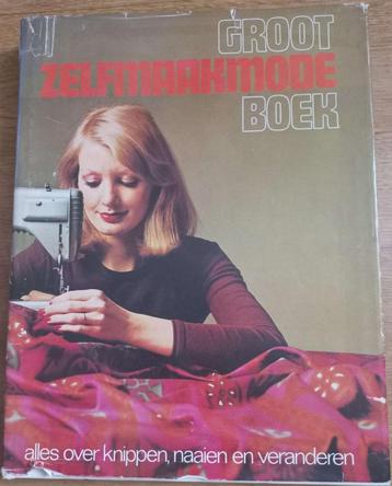 Groot zelfmaakmode boek beschikbaar voor biedingen