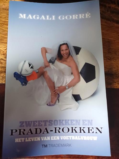 M. Gorre - Zweetsokken en Prada-rokken, Boeken, Literatuur, Zo goed als nieuw, Nederland, Ophalen of Verzenden